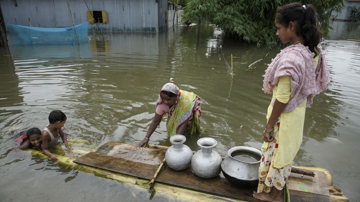Žádné školy, chrámy, mešity, jen voda. Záplavy v Indii vyhnaly miliony lidí